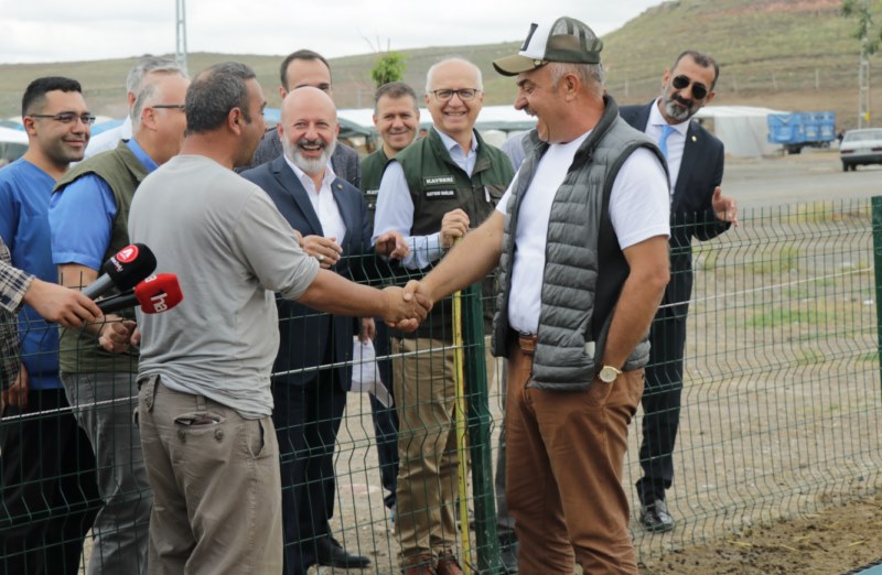 Kurban satış yerlerinde sıkı pazarlık yapılıyor