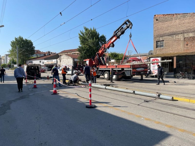 Tramvay hattındaki direğe çarpan otomobildeki 2 kişi yaralandı