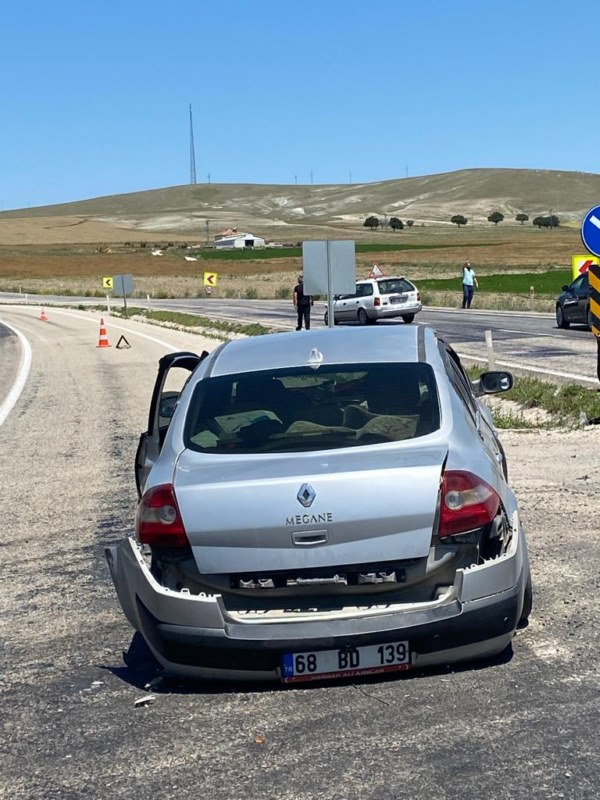 İki otomobilin çarpışması sonucu 3'ü çocuk 7 kişi yaralandı