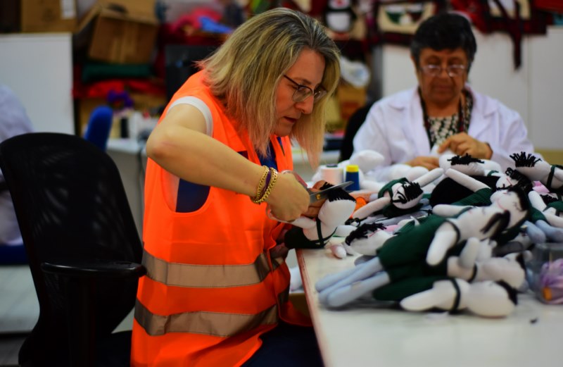 Oğlu lösemiyi yenen anne başka hastaların mücadelesine de destek oluyor