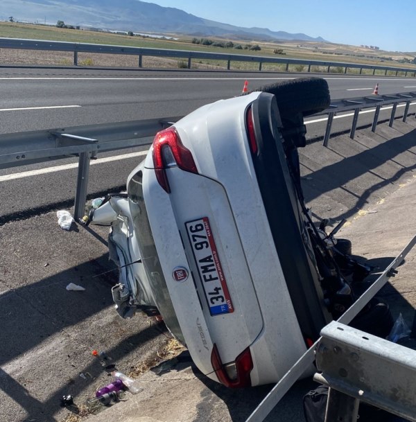 Bariyerlere çarpan otomobildeki çocuk öldü, 5 kişi yaralandı