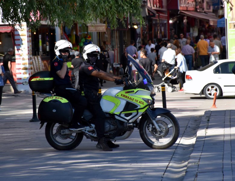 Motosikletli acil sağlık ekibi vakalara hızlı müdahale ediyor