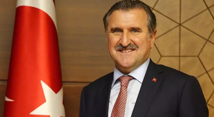 Bakan Osman Aşkın Bak, Tunç Fındık'ı tebrik etti