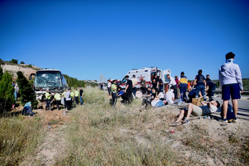 Şarampole devrilen otobüsteki 41 yolcu yaralandı