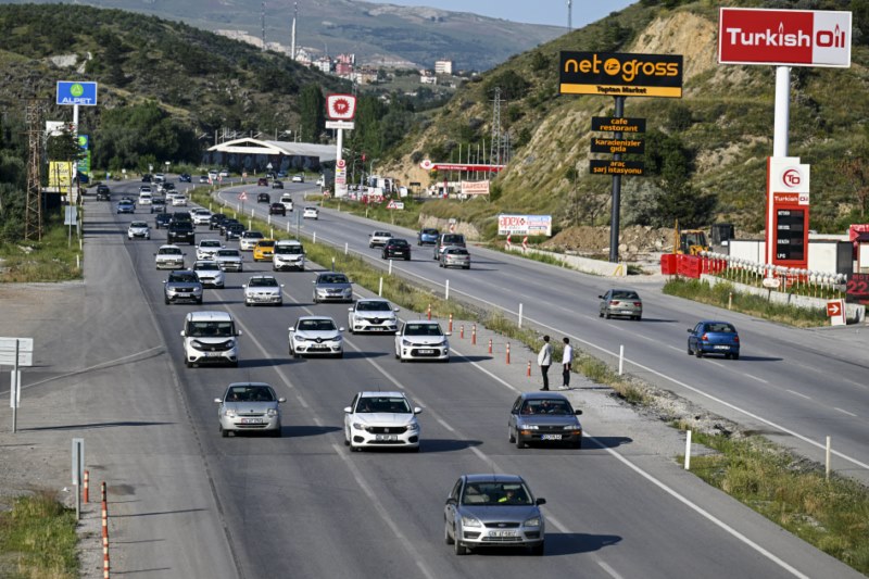 Bayram sonunda Ankara'ya dönüşte trafik yoğunluğu yaşanıyor