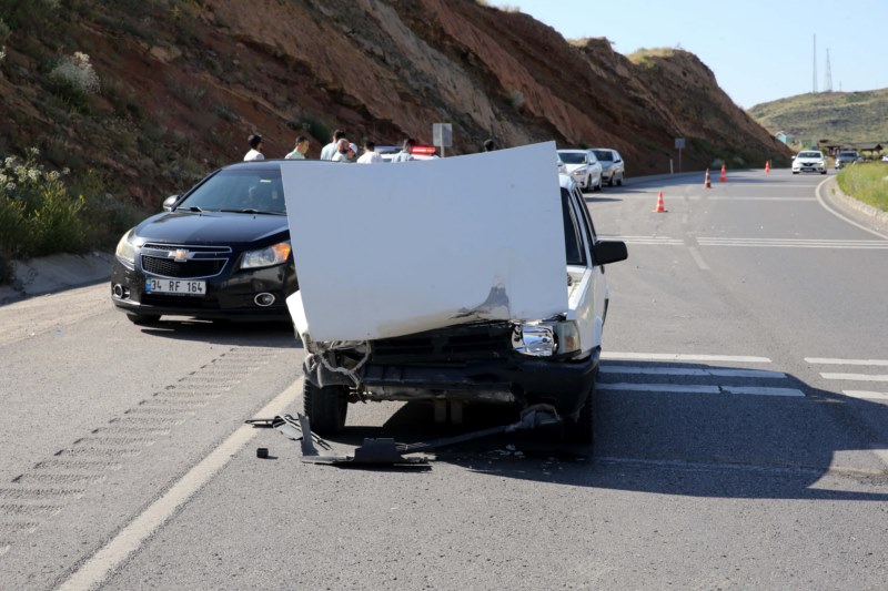 İki otomobilin karıştığı kazada 3 kişi yaralandı