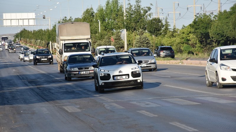 Konya-Afyon yolunda tatilci yoğunluğu