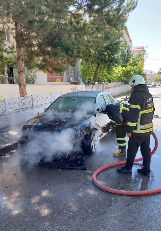 Park halindeyken yanan otomobilde hasar oluştu