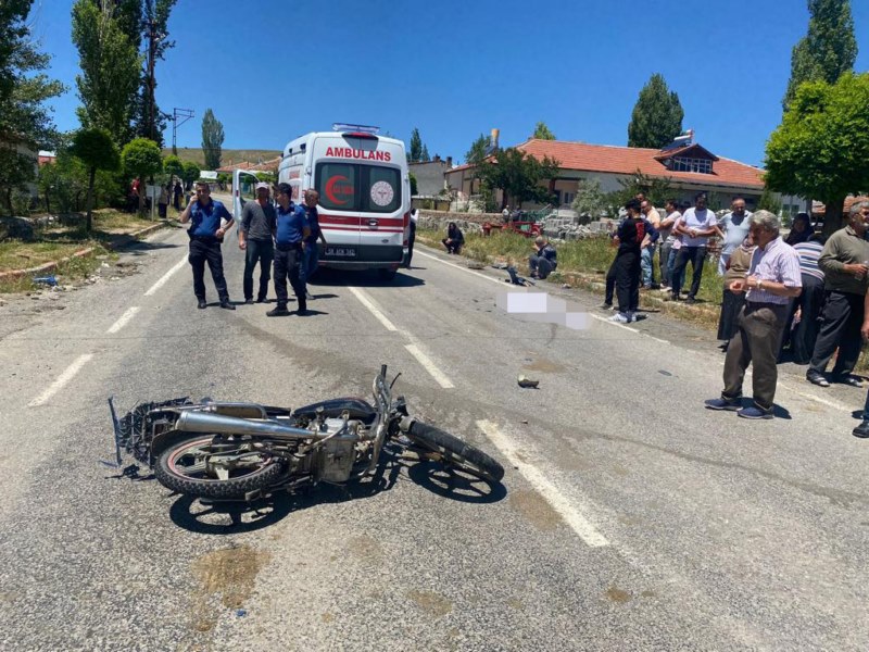 Pikap ile çarpışan motosikletteki 2 genç öldü