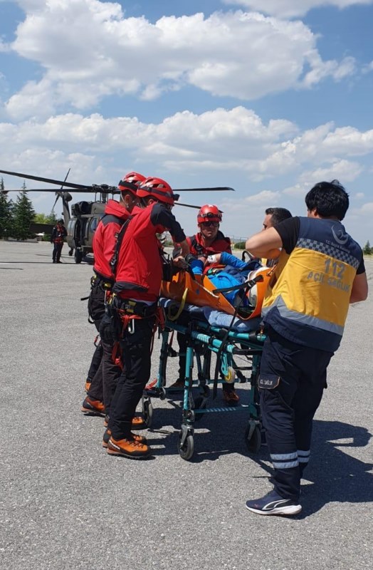 Tırmanış sırasında ayak bileği kırılan dağcı, askeri helikopterle kurtarıldı