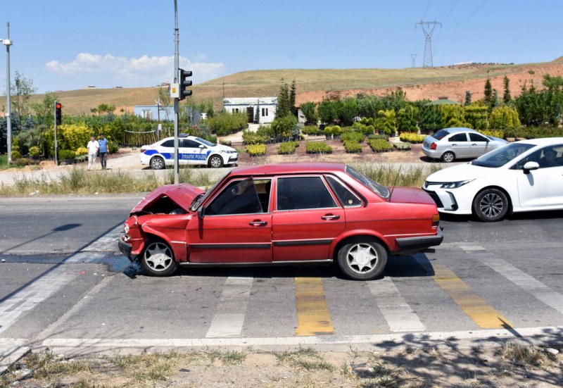 Çarpışan iki otomobildeki 4 kişi yaralandı