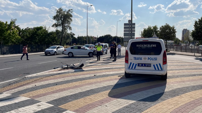 Trafik kazasında 2 polis memuru yaralandı