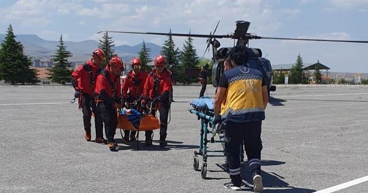 Mehmetçik, kayalıklardan düşen dağcıyı helikopterle kurtardı