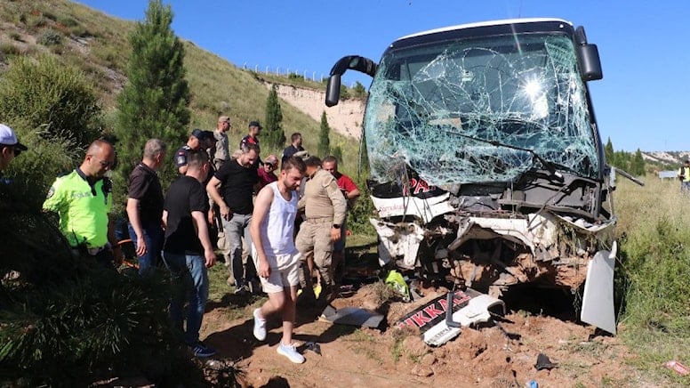 41 kişinin yaralandığı otobüs kazasında ağır yaralanan muavin öldü