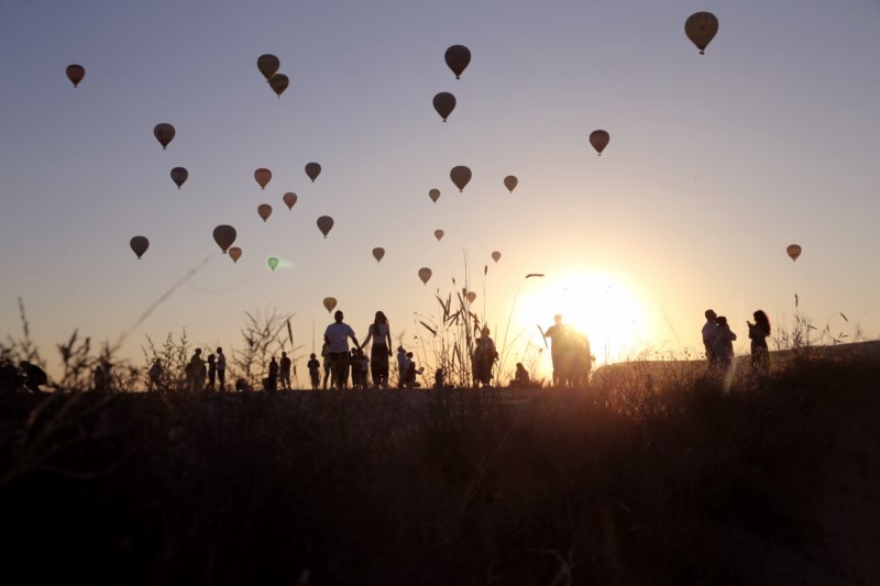 Sıcak hava balonları gökyüzünde süzüldü