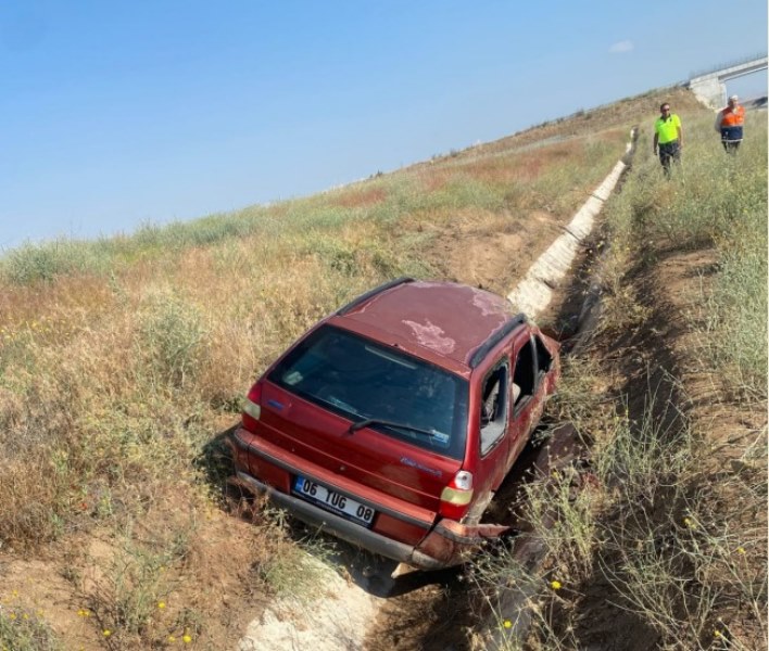 Otomobilin bariyerlere çarpması sonucu 4 kişi yaralandı