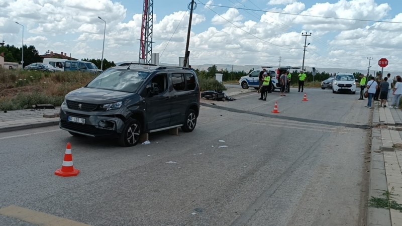 Hafif ticari araçla çarpışan motosikletin sürücüsü yaralandı