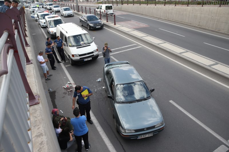 Trafik kazası sonrası çıkan bıçaklı ve sopalı kavgada bir kişi yaralandı