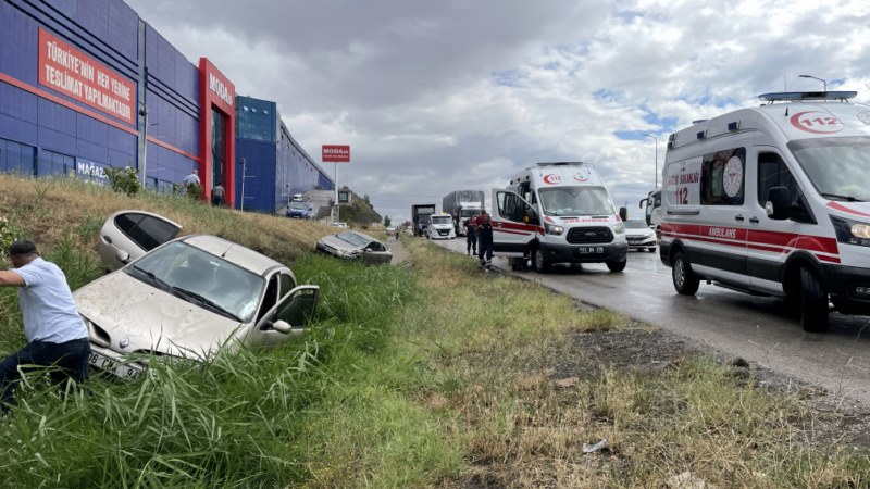 Aynı gün meydana gelen 4 ayrı trafik kazasında 8 kişi yaralandı