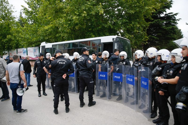 İzinsiz basın açıklaması yapmak isteyen gruba polis müdahale etti