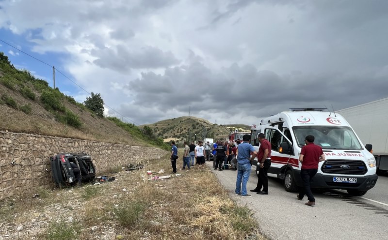 İstinat duvarına çarparak devrilen otomobildeki 4 kişi yaralandı