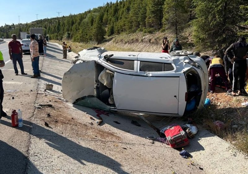 Devrilen otomobildeki 1 kişi öldü, 3 kişi yaralandı