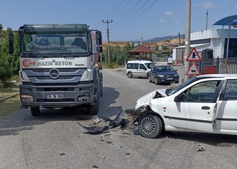 Beton mikseri ile çarpışan otomobilin sürücüsü ile eşi yaralandı