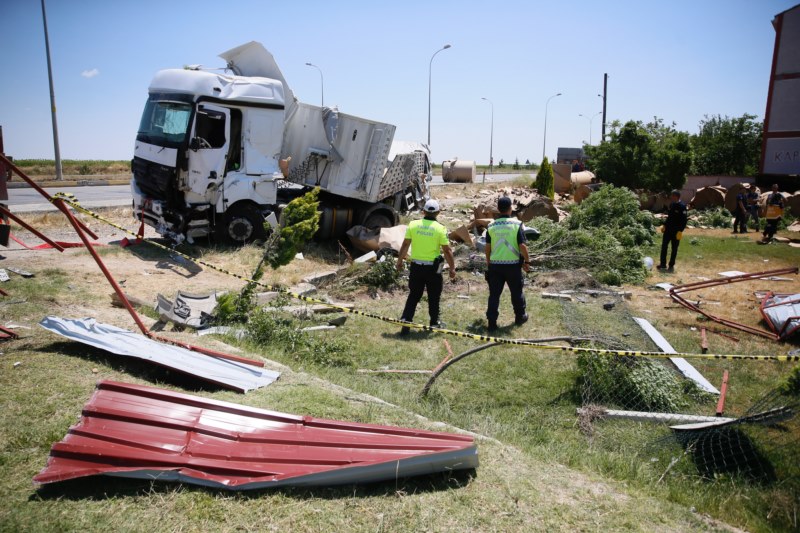 Tır ile otomobilin çarpıştığı kazada 1 kişi öldü, 1 kişi yaralandı