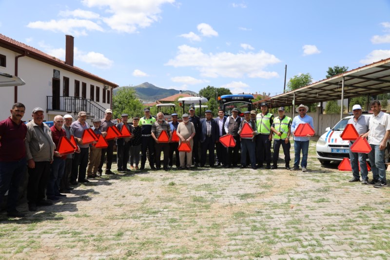 Jandarma çiftçilere trafik eğitimi verdi, reflektör dağıttı