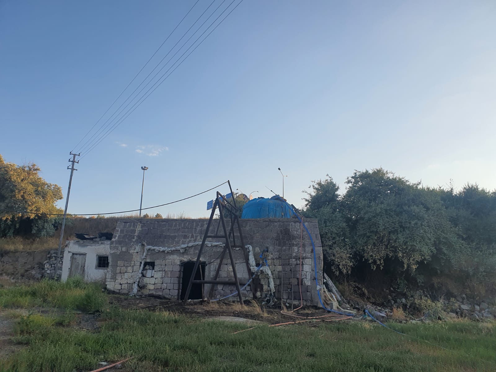 Su tankında mahsur kalan kişiyi itfaiye kurtardı