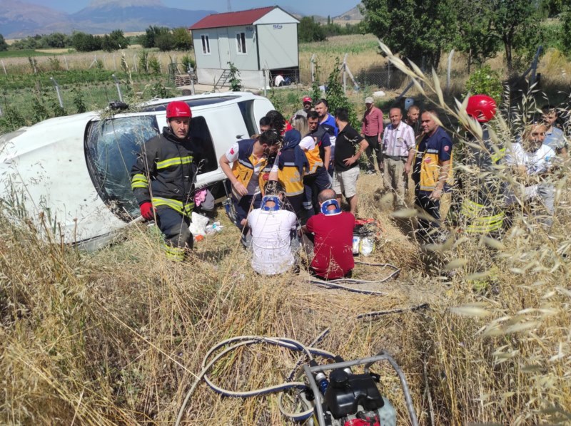 Devrilen otomobildeki 4 kişi yaralandı