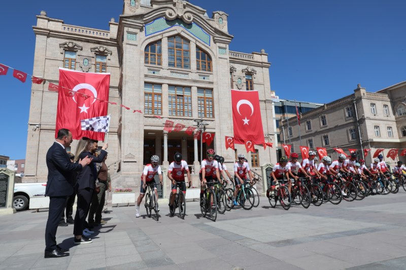 Şehit Ömer Halisdemir Ulusal Bisiklet Turu'na katılan sporcular Aksaray'a ulaştı