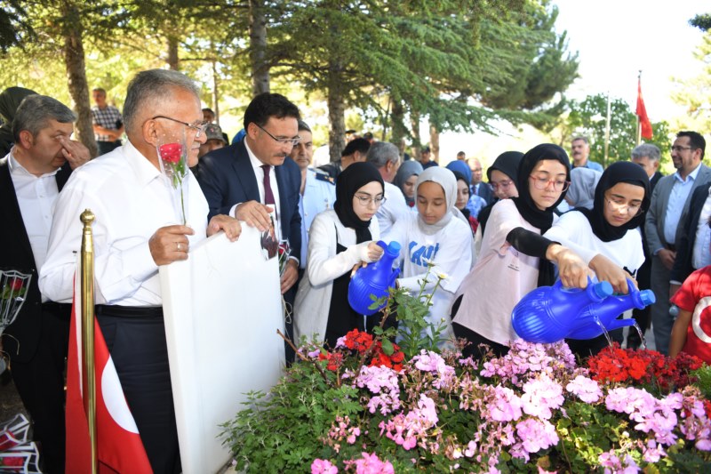 Şehit Komiser Yardımcısı Cennet Yiğit'in ailesine ziyaret