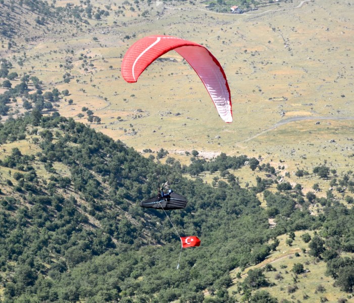 Paraşütçüler şehit Ömer Halisdemir'in kabrine ziyaret için atlayış yaptı