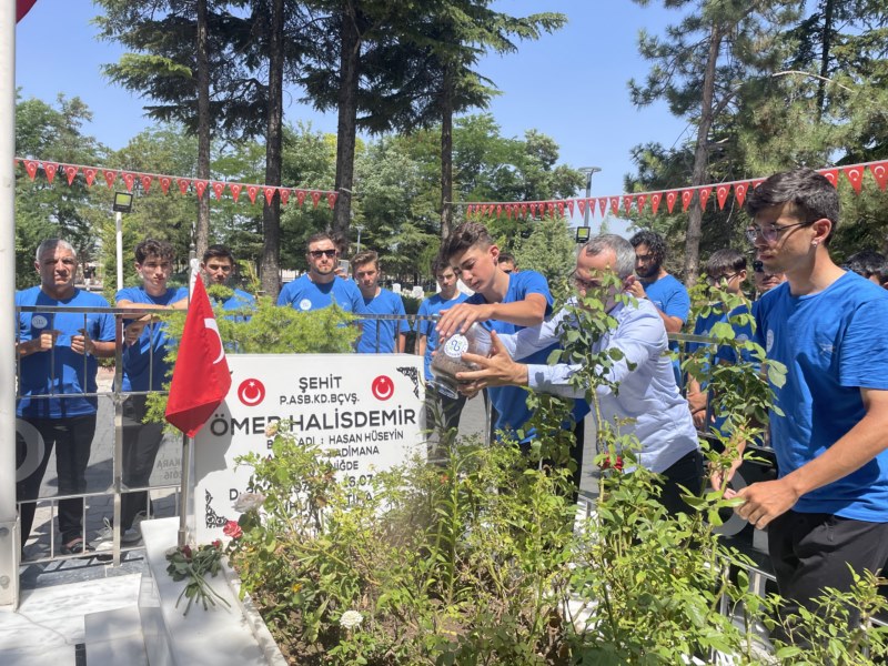 Bisikletliler, şehitliklerden aldıkları toprağı Ömer Halisdemir'in kabrine ulaştırdı