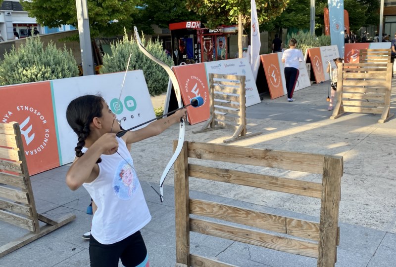 Gençler geleneksel sporları Etonospor Etkinlik Tırı'nda deneyimledi