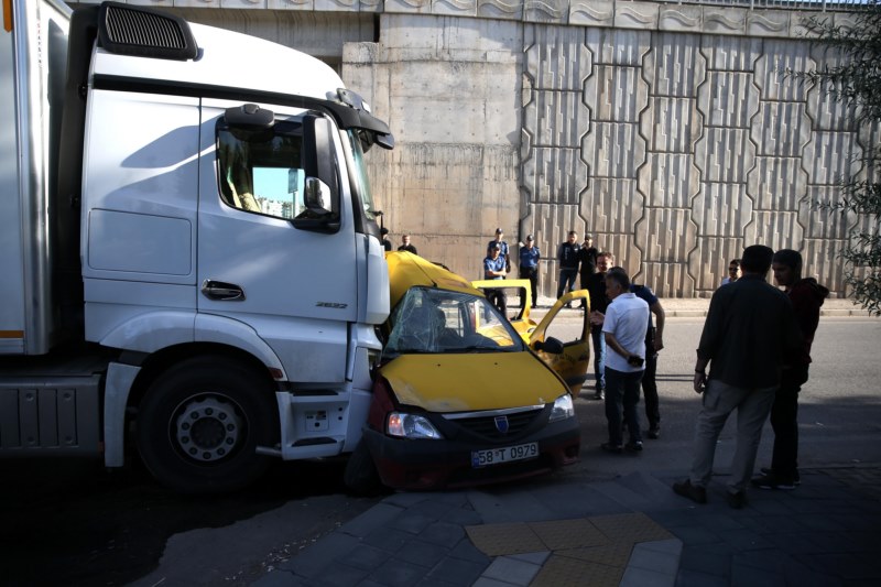 Tatilden dönen ailenin olduğu taksinin kamyonla çarpıştığı kazada 4 kişi öldü