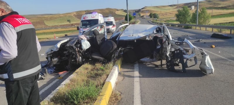 Devrilen otomobildeki 2 kişi öldü