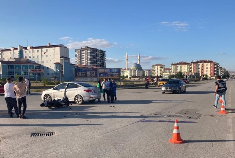 Otomobille çarpışan motosikletin sürücüsü öldü