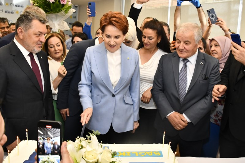 Akşener'e doğum günü sürprizi