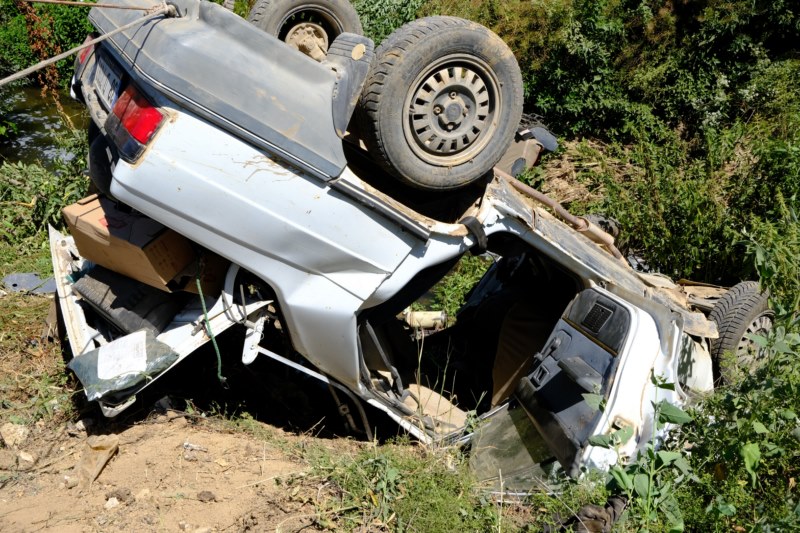 Devrilen otomobildeki 1 kişi öldü, 2 kişi yaralandı