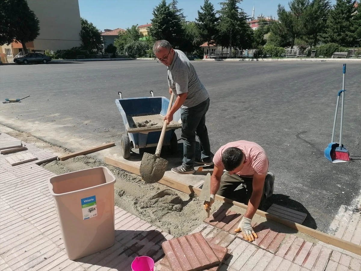 Gönüllü öğretmenler okul bahçesinde çalışıyor