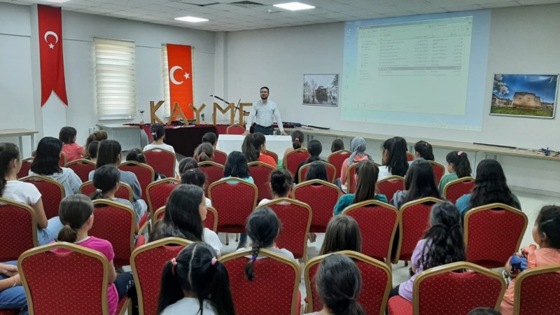 Sarıoğlan'da yaz okulu öğrencilerine seminer verildi