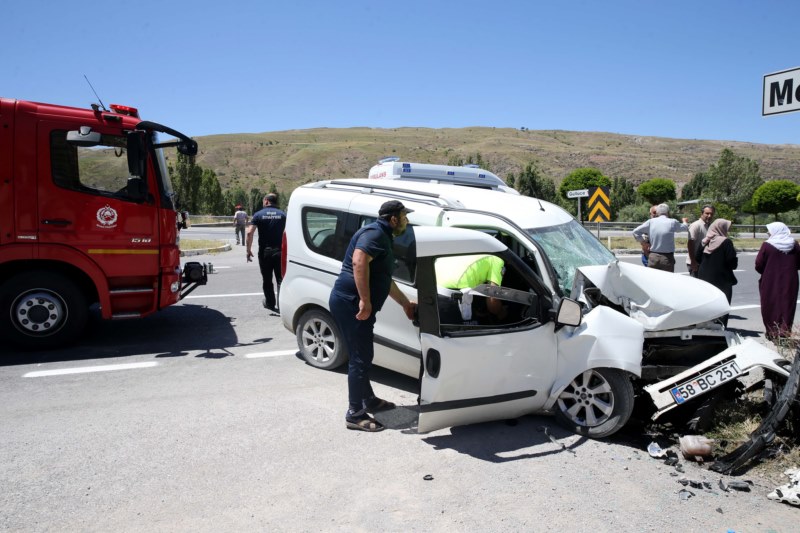 Duvara çarpan hafif ticari araçtaki 4 kişi yaralandı