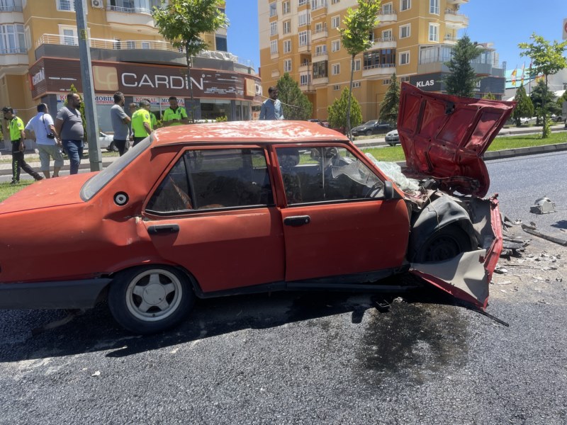 Kamyona çarpan otomobildeki 2 kişi öldü, 2 kişi yaralandı