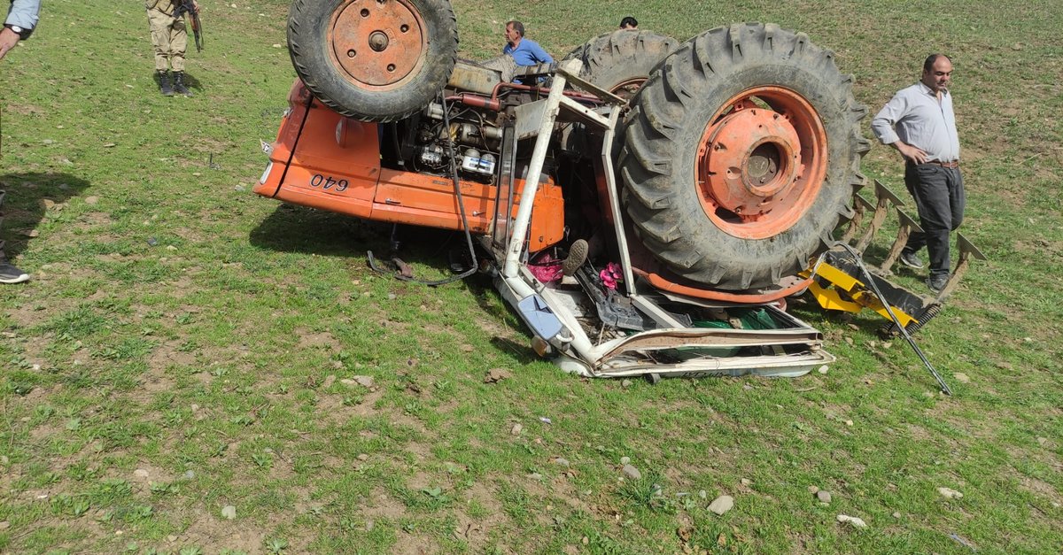 Devrilen traktörün altında kalan sürücü öldü