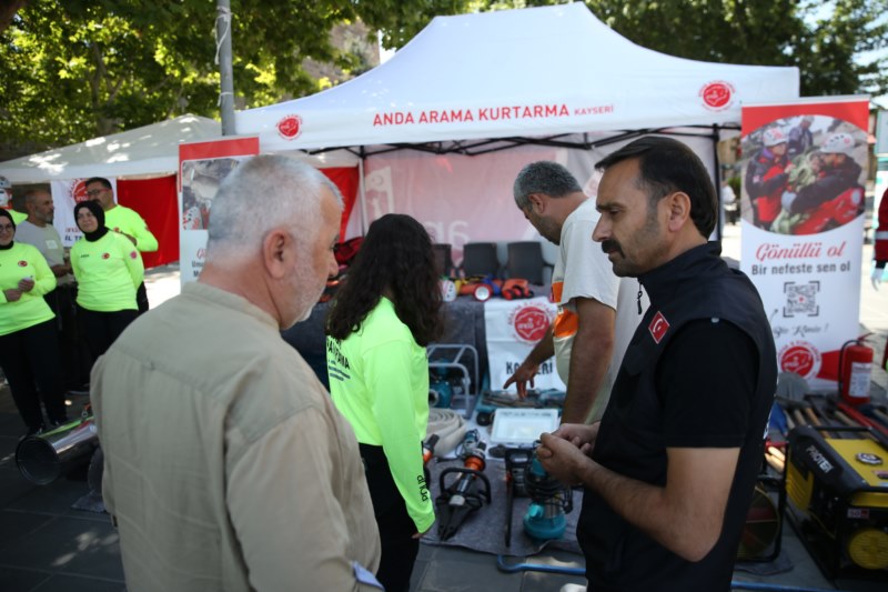 Kayseri ekibi gönüllülük farkındalığı için stant açtı