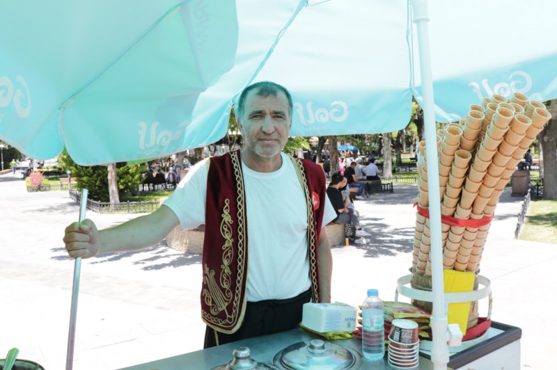 Depremzede dondurma tezgahını taşıdı