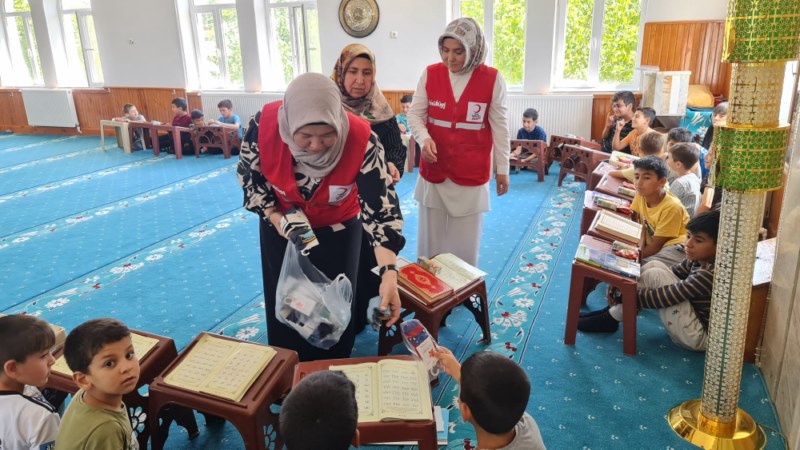 Yaz Kur’an kursu öğrencilerine ikram