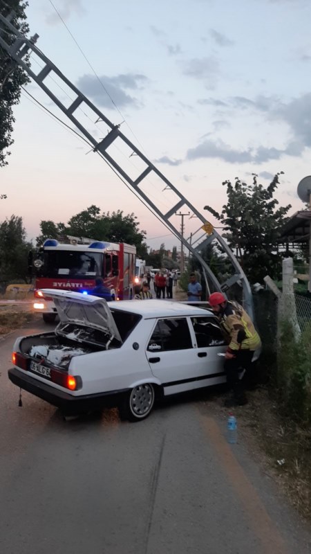 Elektrik direğine çarpan otomobilin sürücüsü yaralandı